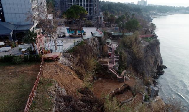 Antalya'da falezlerden denize inilen kaçak asansör kaldırıldı