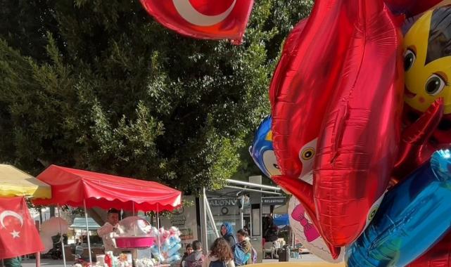 Antalya'da Ferdi Tayfur hayrına ücretsiz pamuk şeker dağıttı