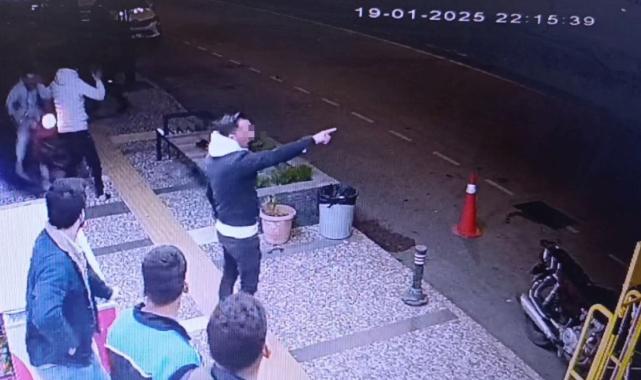 Antalya'da kaldırımda kavga eden grubun arasına motosikletle daldı