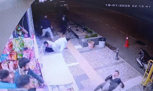 Antalya'da kaldırımda kavga eden grubun arasına motosikletle daldı