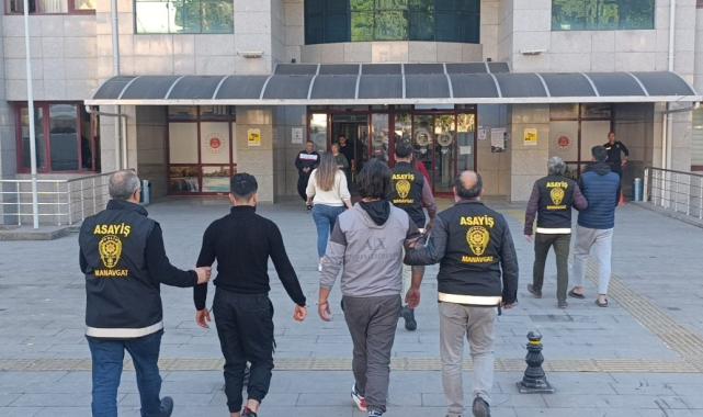 Antalya'da kaldırımda kavga eden grubun arasına motosikletle daldı