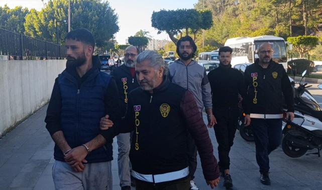 Antalya'da kaldırımda kavga eden grubun arasına motosikletle daldı