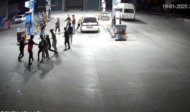 Antalya'da kaldırımda kavga eden grubun arasına motosikletle daldı