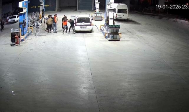 Antalya'da kaldırımda kavga eden grubun arasına motosikletle daldı