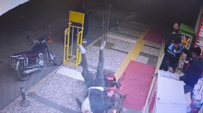 Antalya&#039;da kaldırımda kavga eden grubun arasına motosikletle daldı