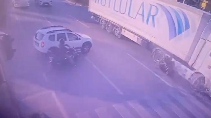 Antalya&#039;da motosiklet sürücüsü kırmızı ışıkta geçen tıra çarptı