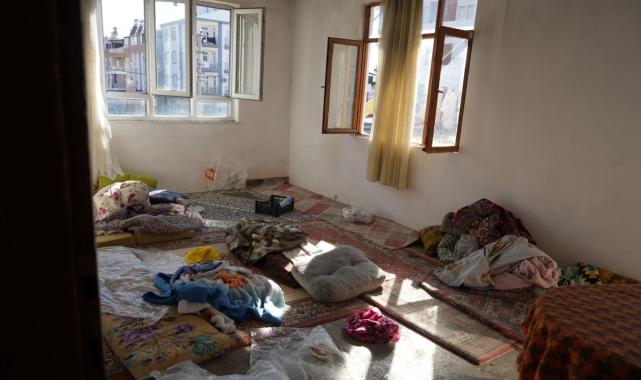 Antalya'da yangından kurtarılan çocuk: Beni hastaneye götürmeyin annemin parası yok