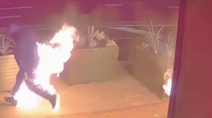 Avustralya&#039;da iş yerini yakmaya çalışan kundakçı, pantolonunu ateşe verdi