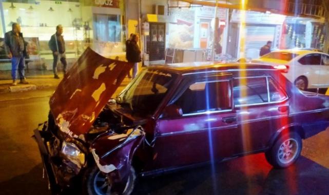 Aydın'da kamyonetle çarpışan otomobil kullanılamaz hale geldi