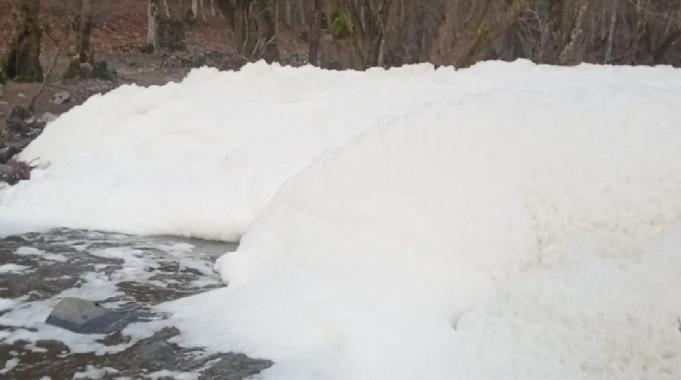 Balıkesir'de Ketenlik Deresi, kimyasallarla beyaza büründü