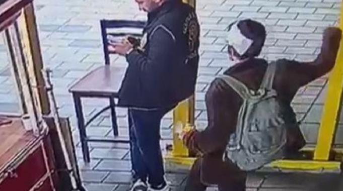 Beyoğlu'nda polis memurunu ensesinden bıçaklamıştı: Sanık hakim karşısına çıktı