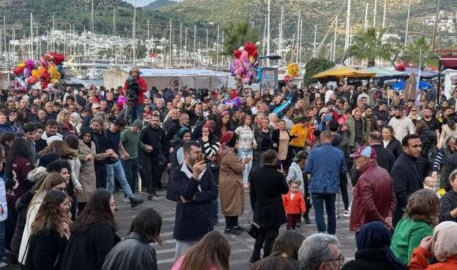 Bodrum’da hamsi festivali: 3 ton hamsi dağıtıldı