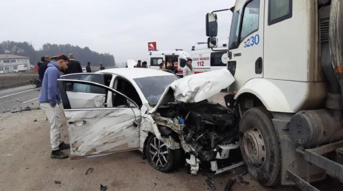 Bolu'da kaza yapan otomobil tıra çarptı: 2 yaralı