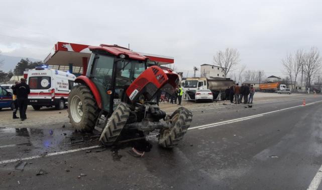 Bolu'da traktörle otomobilin çarpıştığı kaza kameraya yansıdı