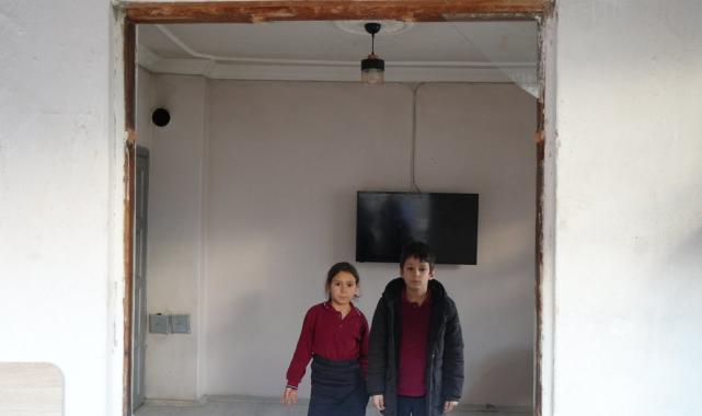 Burdur'da kaçan tosun penceresini kırarak girdiği eve hasar verdi