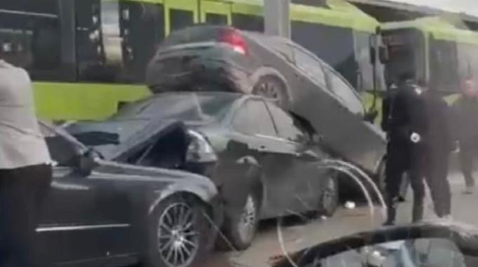 Bursa'da 4 aracın karıştığı kaza: Görenler şaşırdı