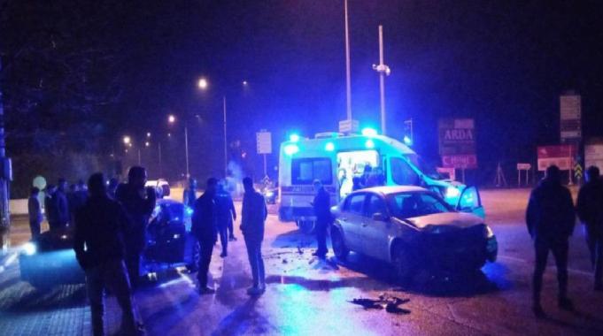 Bursa&#039;da ambulansa yol vermek isteyen 2 araç çarpıştı: 4 kişi yaralandı