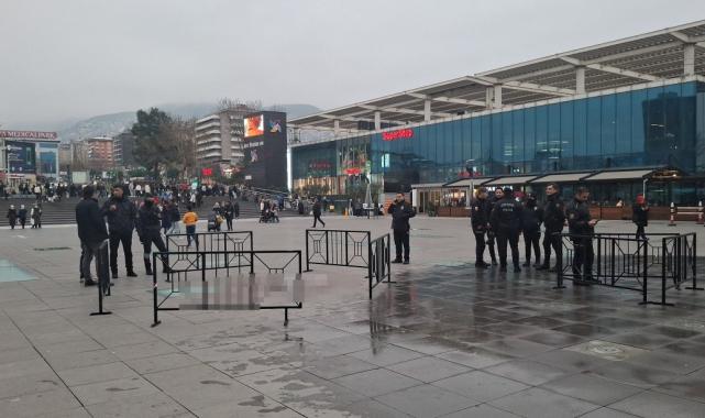 Bursa'da AVM önünde amcasını defalarca bıçakladı