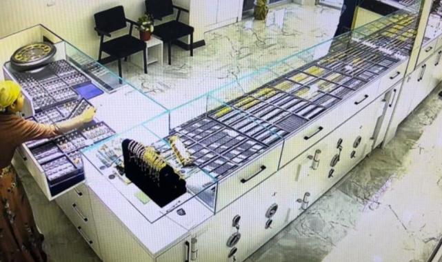 Bursa'da hırsızlar önce kuyumcuyu sonra müşteriyi soydu
