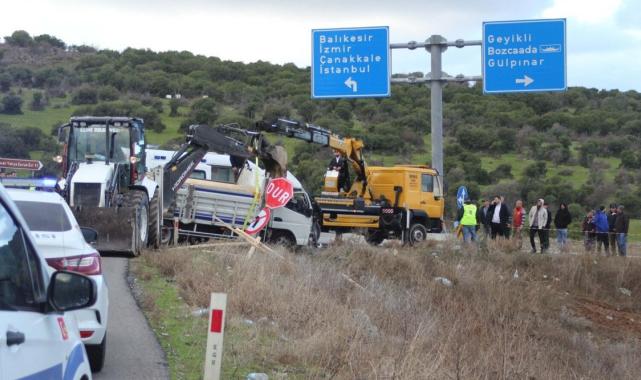 Çanakkale'de 2 kamyonet çarpıştı: Ölü ve yaralılar var