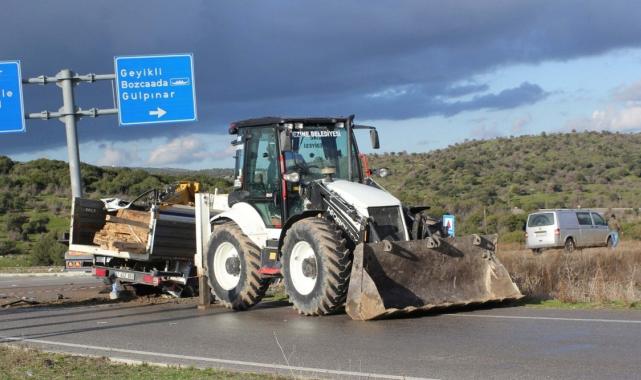 Çanakkale'de 2 kamyonet çarpıştı: Ölü ve yaralılar var