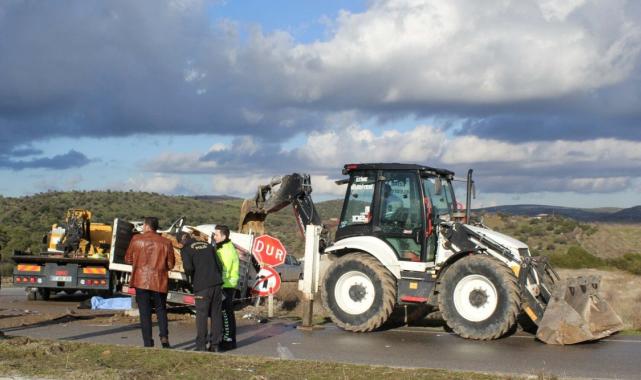 Çanakkale'de 2 kamyonet çarpıştı: Ölü ve yaralılar var