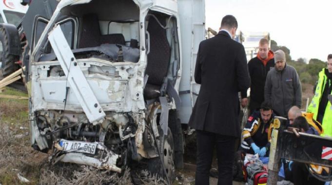Çanakkale'de 2 kamyonet çarpıştı: Ölü ve yaralılar var