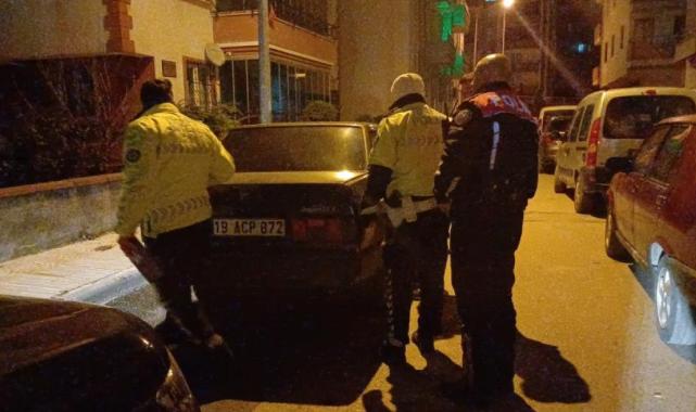 Çorum'da yakalanacağını anlayan şahıs otomobilini ve arkadaşını bırakıp kaçtı