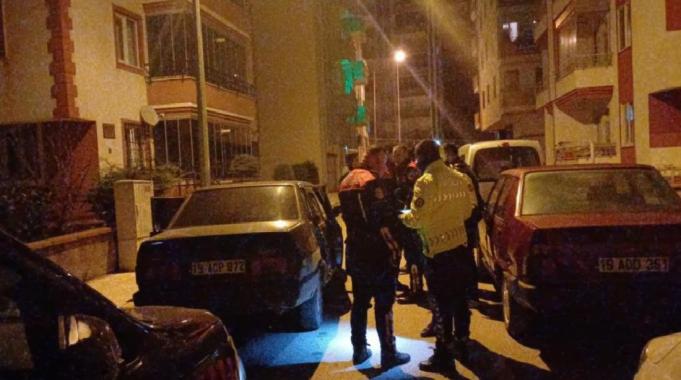 Çorum'da yakalanacağını anlayan şahıs otomobilini ve arkadaşını bırakıp kaçtı