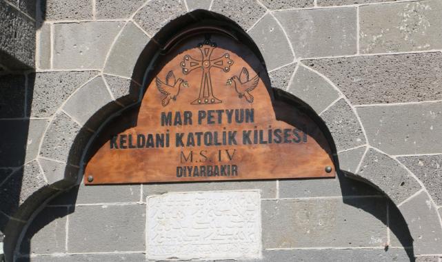 Diyarbakır'da bulunan kiliselere yerli yabancı turist akını