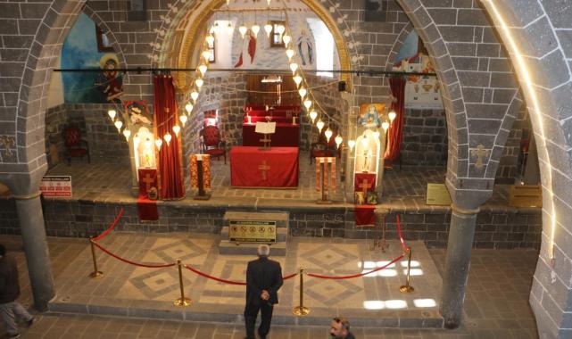 Diyarbakır'da bulunan kiliselere yerli yabancı turist akını