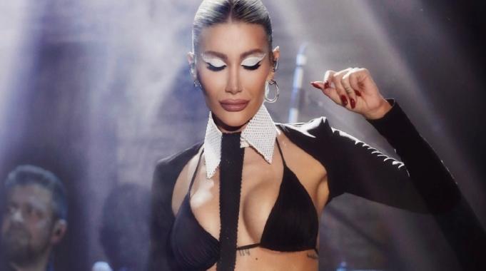 Düşüp kafasını vurdu! Şarkıcı İrem Derici hastaneye kaldırıldı