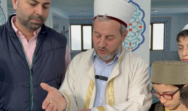 Düzce'de camide ağırlanan yabancı turist, o anları sosyal medya hesabından paylaştı