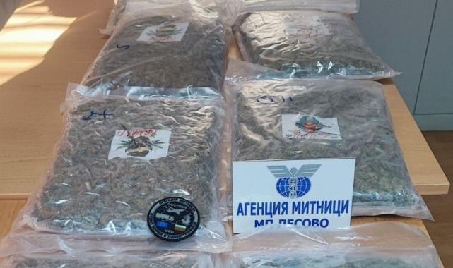 Edirne'de Türkiye'ye giriş yapan araçtan 11 kilo esrar çıktı