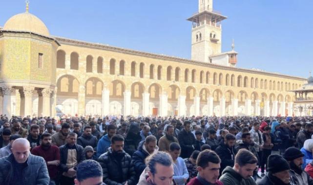 Emevi Camii'nde cuma yoğunluğu