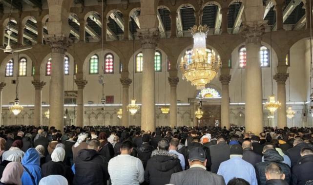 Emevi Camii'nde cuma yoğunluğu