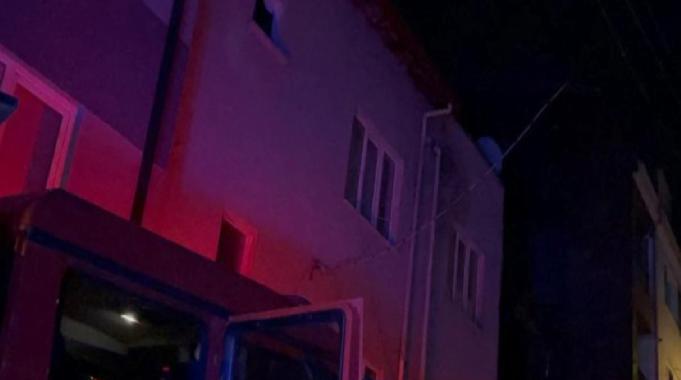 Eskişehir'de çatıyı yakıp aşağıya atlayan şahsın beslediği kuşlar telef oldu