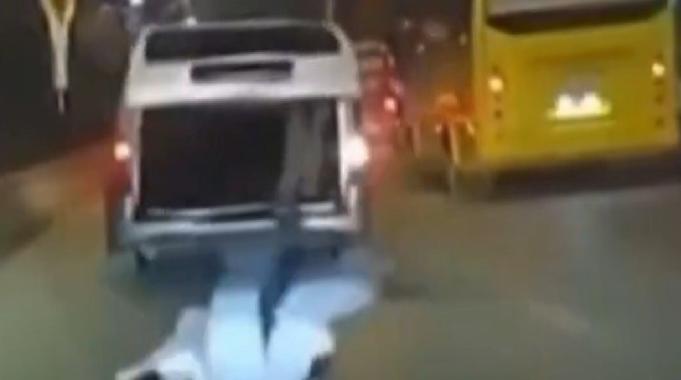 Gaziantep'te seyir halindeki aracın bagajından yola düştü