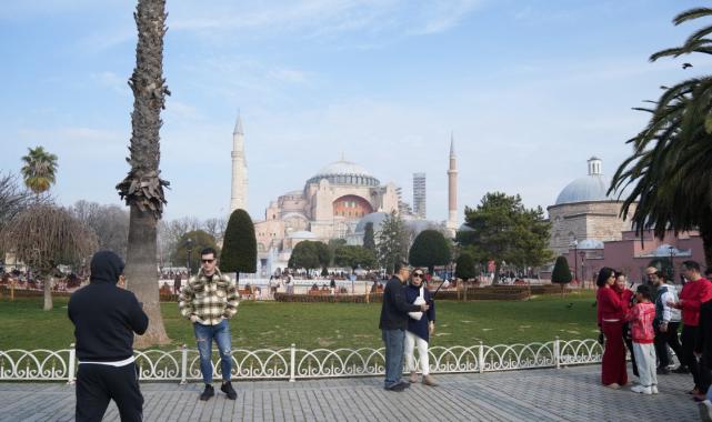 Güzel havayı fırsat bilenler Ayasofya Camii'ne akın etti