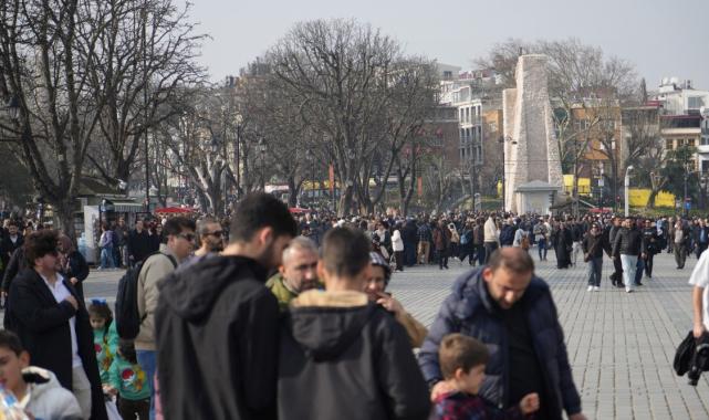 Güzel havayı fırsat bilenler Ayasofya Camii'ne akın etti