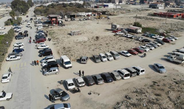 Hatay'da hem araba hem de tavuk satıyor