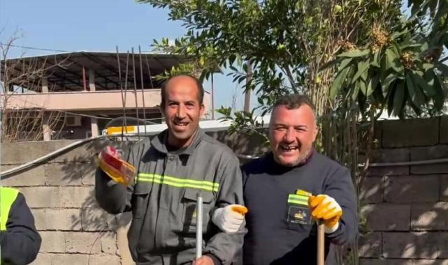 Hatay'da temizlik işçilerinin sosyal medya akımı paylaşımı ilgi odağı oldu