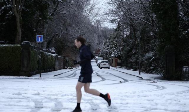 İngiltere’de sokaklar beyaza büründü