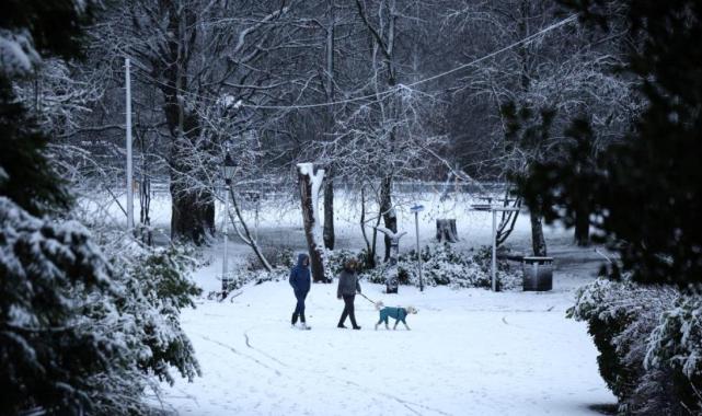 İngiltere’de sokaklar beyaza büründü