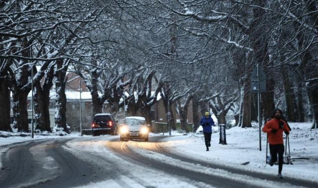 İngiltere’de sokaklar beyaza büründü