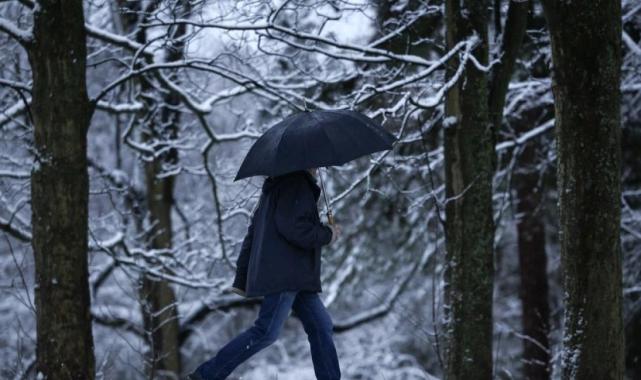 İngiltere’de sokaklar beyaza büründü