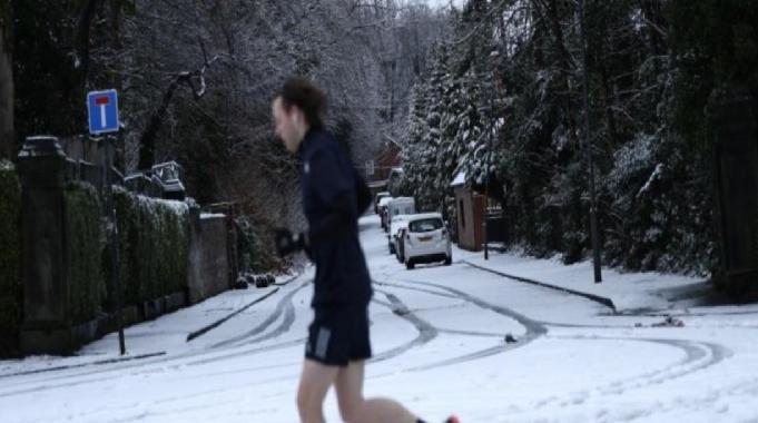 İngiltere’de sokaklar beyaza büründü