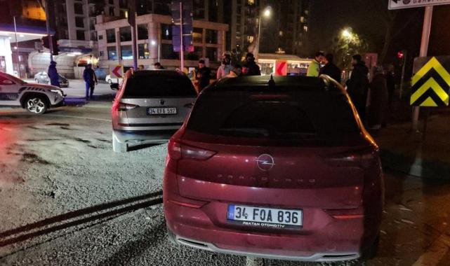 İstanbul Beyoğlu'nda ani manevra taksiyi yoldan çıkardı: 1 yaralı