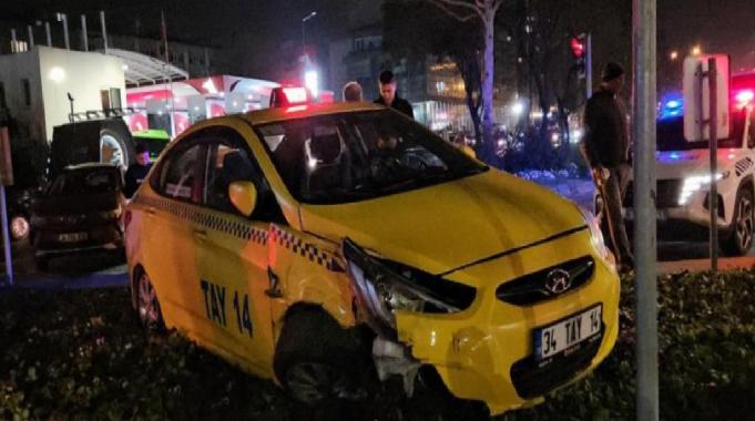 İstanbul Beyoğlu&#039;nda ani manevra taksiyi yoldan çıkardı: 1 yaralı