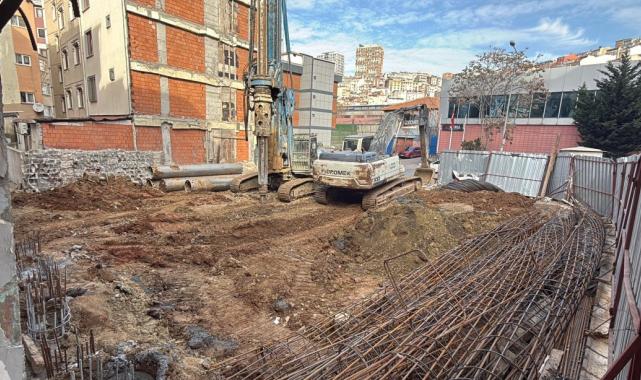 İstanbul Kağıthane’de bir binada yanındaki inşaat nedeniyle çatlaklar oluştu